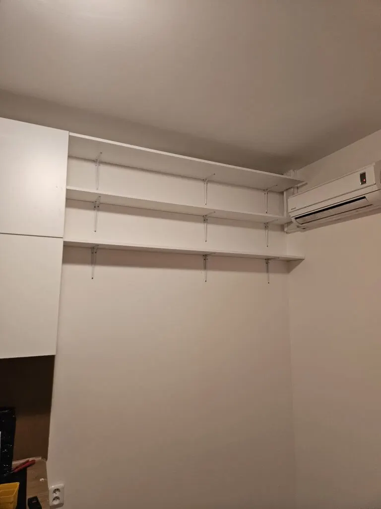 A tady jsme přidali pár polic